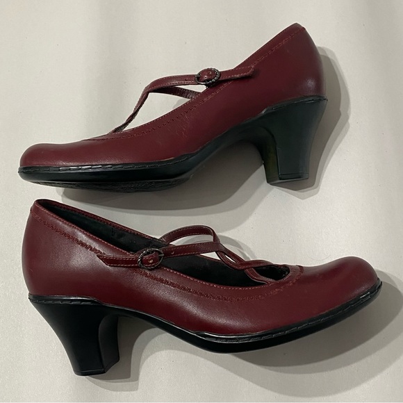 NWOB Clarks Mary Jane Deep Red Leather Buckle Strap Short Heel Shoes Size 7.5M - Picture 6 of 14